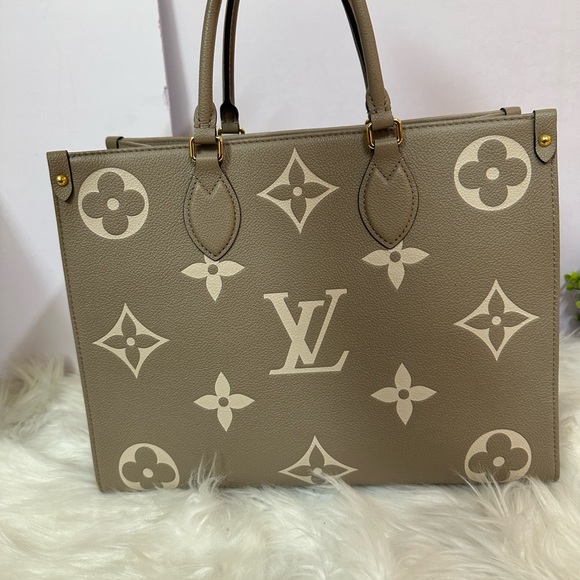 🧿Authentic Louis Vuitton Onthego MM turtle dove empriente leather🧿SOLD🧿 - Picture 2 of 13